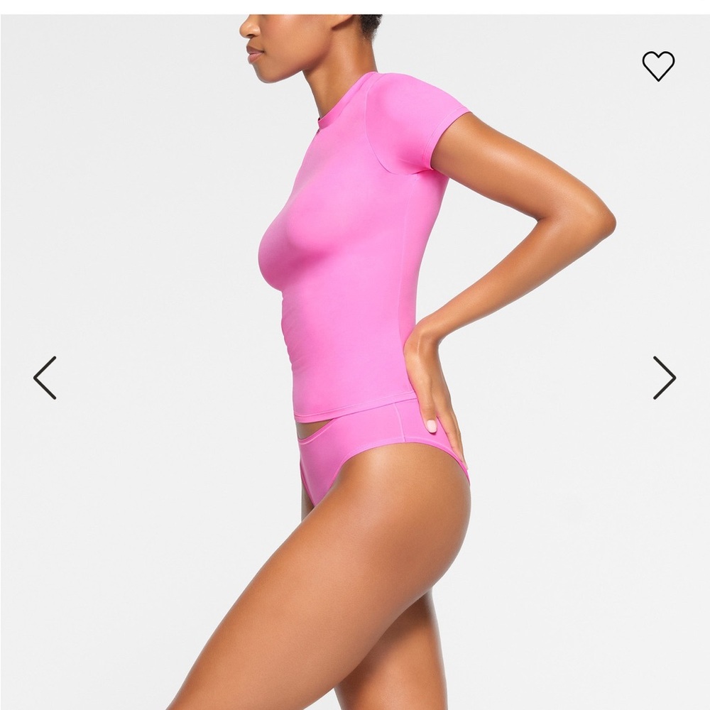 Skims limited edition pink fits every body tee. NEON ORCHID. Sold out - Picture 3 of 3